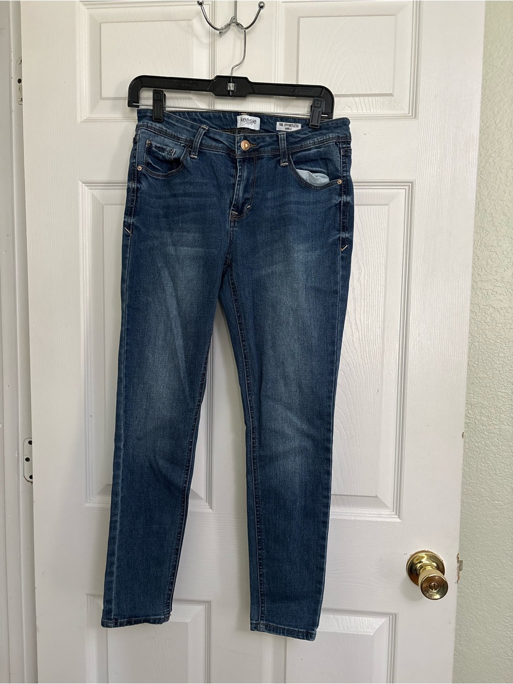 Kensie Dark Wash Skinny Jeans in Blue